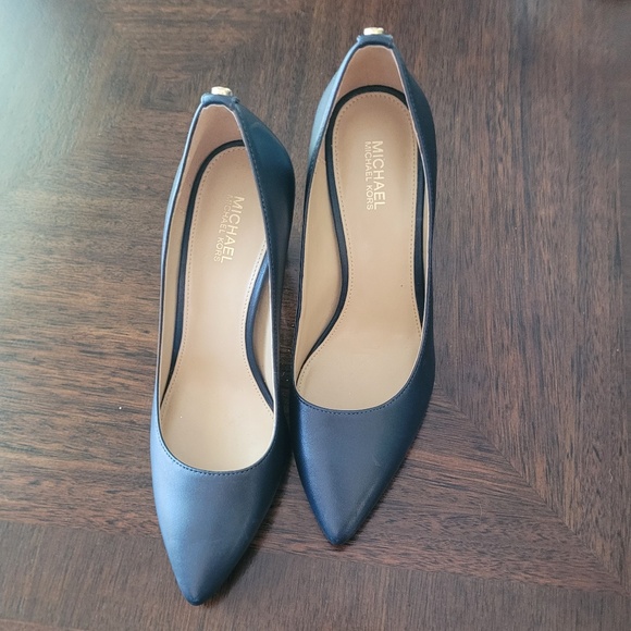 Michael Kors Navy Heels - Picture 1 of 4